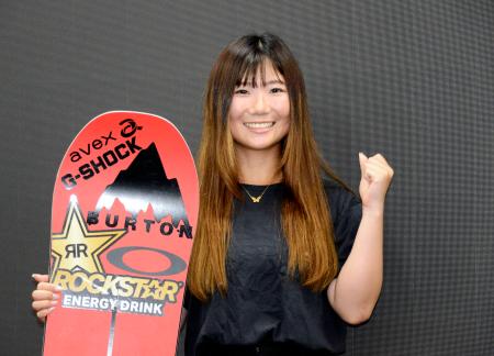 ポーズをとるスノーボード女子の岩渕麗楽＝２６日、東京都港区