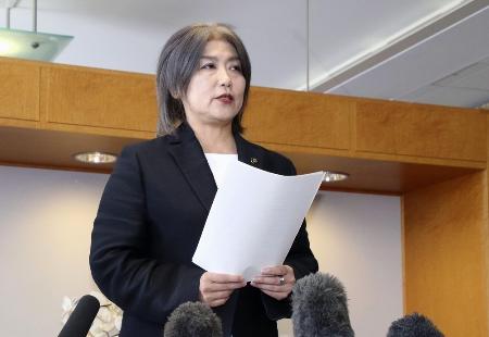 記者団の取材に応じる田久保真紀市長＝１０日午前、伊東市