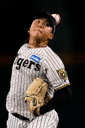 中日戦に先発した阪神・村上＝甲子園