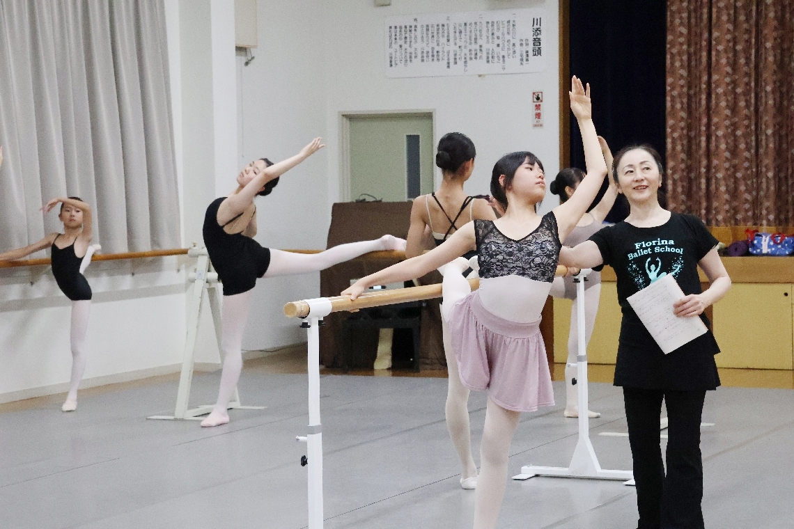 原田美知緒さんからクラシックバレエの基礎を学ぶ生徒＝大分市宮河内の川添校区公民館