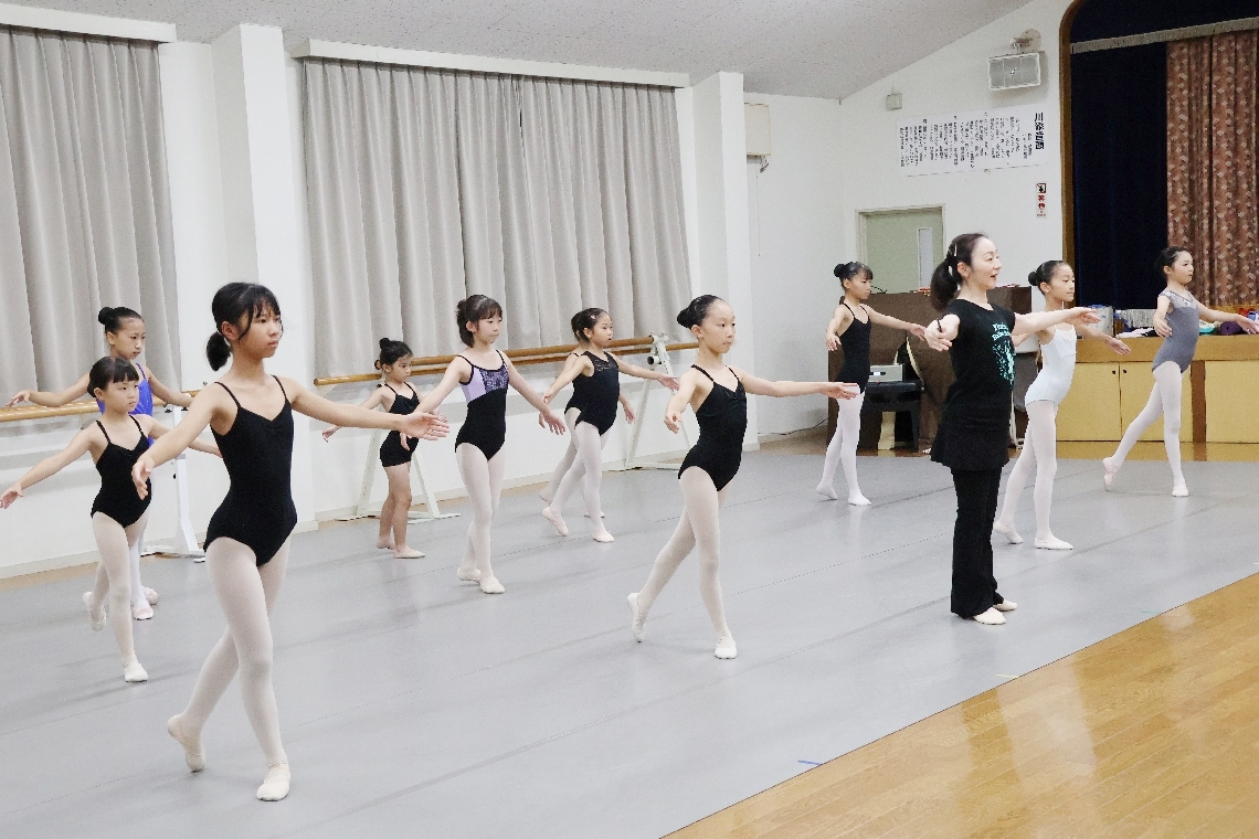 美しい姿勢を意識してレッスンを受ける生徒