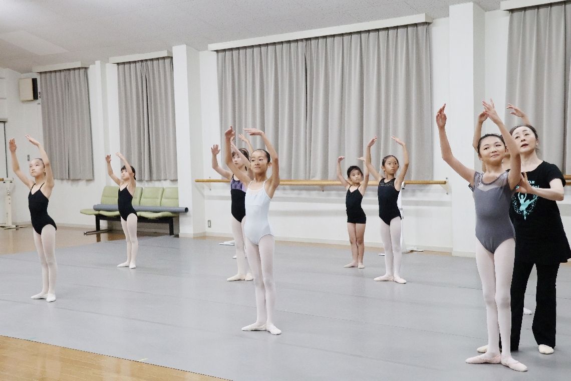 美しい姿勢を意識してレッスンを受ける生徒