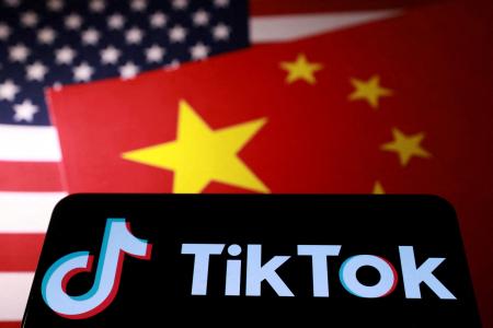 「ＴｉｋＴｏｋ」のロゴと米国、中国の国旗（ロイター＝共同）
