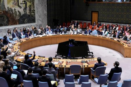 対イラン国連制裁の再発動を阻止するため中国とロシアが提案した決議案を採択する国連安保理＝２６日、ニューヨーク（ロイター＝共同）