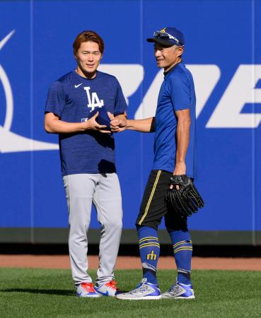 試合前にイチローさん（右）と言葉を交わすドジャース・山本＝シアトル（共同）