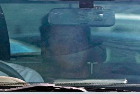 送検される平晴流容疑者＝２７日午後１時、和歌山東署
