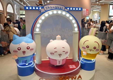 オープンした日本の人気漫画「ちいかわ」のグッズショップ内に並ぶキャラクター＝２７日、中国・上海市（共同）