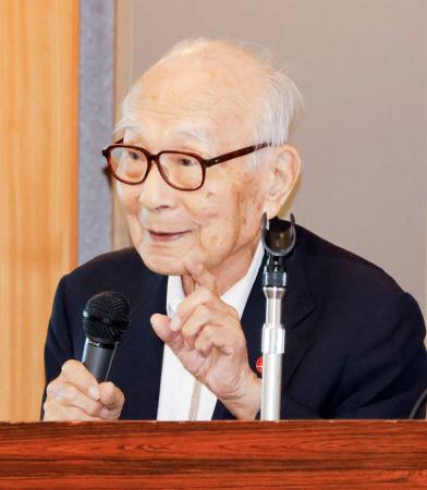 青森県八戸市で講演する被団協の田中熙巳代表委員＝２７日午後