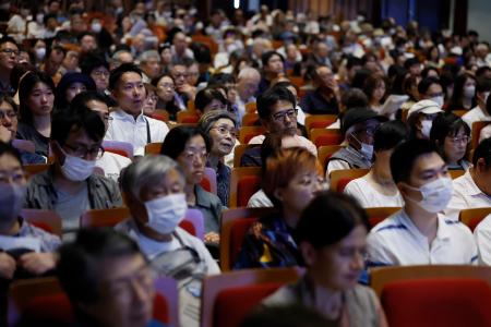 「戦場体験放映保存の会」主催の証言者集会で、戦争体験を聞く参加者たち＝２７日午後、東京都千代田区