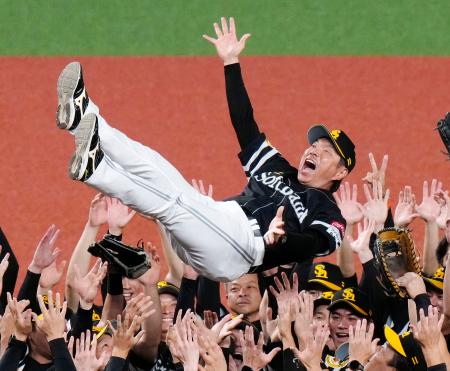 プロ野球パ・リーグで２連覇を果たし、胴上げされるソフトバンクの小久保裕紀監督＝２７日、ベルーナドーム