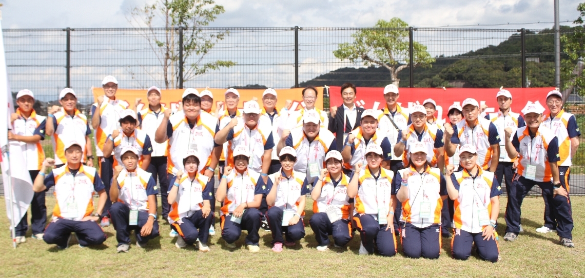 開会式前に健闘を誓う県選手団＝平和堂げんきっこフィールド