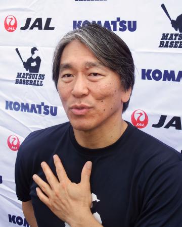 野球教室を終えて取材に応じる松井秀喜さん＝２７日、ニューヨーク（共同）