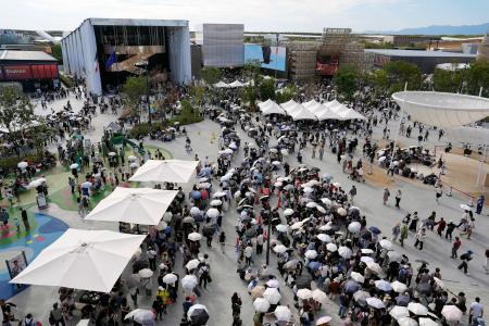 混雑する大阪・関西万博会場＝２７日、大阪市此花区の夢洲
