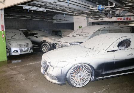 「くすの木パーキング」の地下２階で水没し、乾いて白くなった泥に覆われた車＝１９日、三重県四日市市