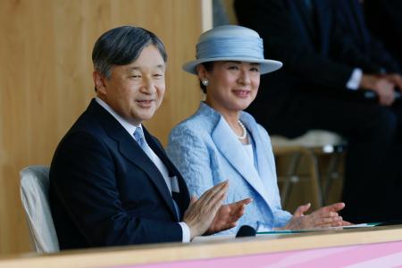 第７９回国民スポーツ大会の総合開会式に出席された天皇、皇后両陛下＝２８日午後、滋賀県彦根市の平和堂ＨＡＴＯスタジアム