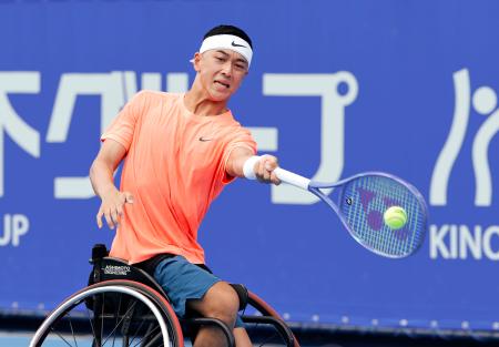 車いすの部シングルス準決勝　プレーする小田凱人＝有明テニスの森公園