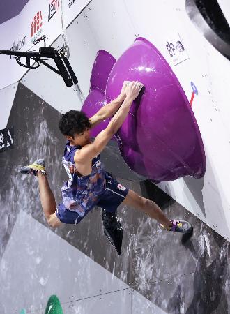 男子ボルダー決勝　課題に挑む安楽宙斗＝ソウル（共同）