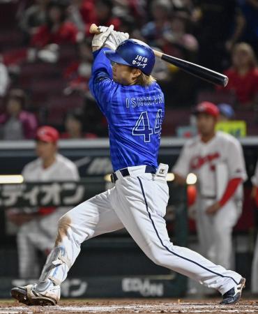 ８回ＤｅＮＡ１死二、三塁、石上が右前に勝ち越しの２点打を放つ＝マツダ