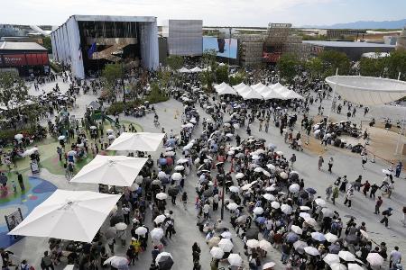混雑する大阪・関西万博会場＝２７日、大阪市此花区の夢洲