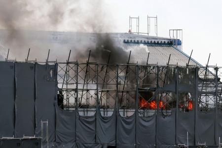 火災が発生した羽田空港付近の現場＝２９日午前９時８分、東京都大田区