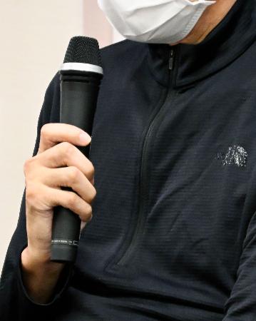 閉廷後、記者会見する原告の男性＝２９日午後、新潟市