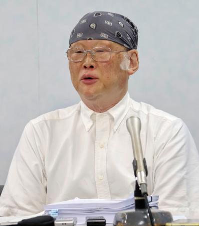 記者会見する神戸学院大の上脇博之教授＝２９日午後、大阪市北区