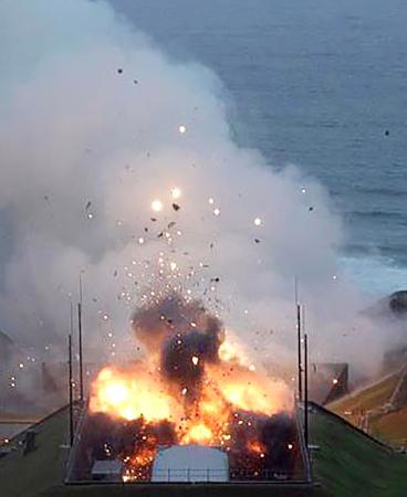 ロケット「イプシロンＳ」の２段目エンジン燃焼試験で発生した爆発＝２０２４年１１月、種子島宇宙センター（ＪＡＸＡ提供）