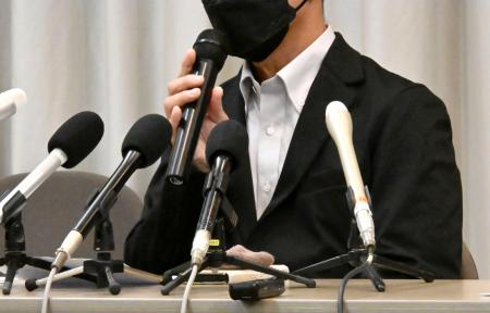 提訴後、記者会見する自殺した女子生徒の父親＝２９日午後、静岡市