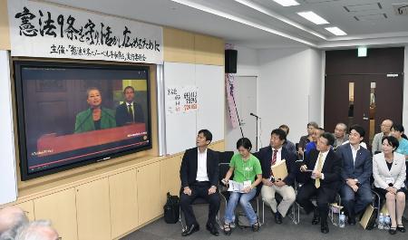 ２０１６年、ノーベル平和賞の中継を見る「憲法９条にノーベル平和賞を」実行委員会の関係者ら＝相模原市