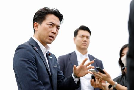 報道陣の取材に応じる小泉農相＝２９日午前、東京都中野区