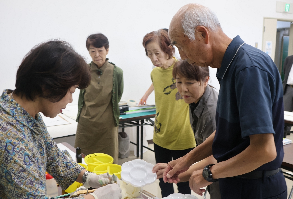 横山大観の技法を学ぶ参加者＝日出町の二階堂美術館