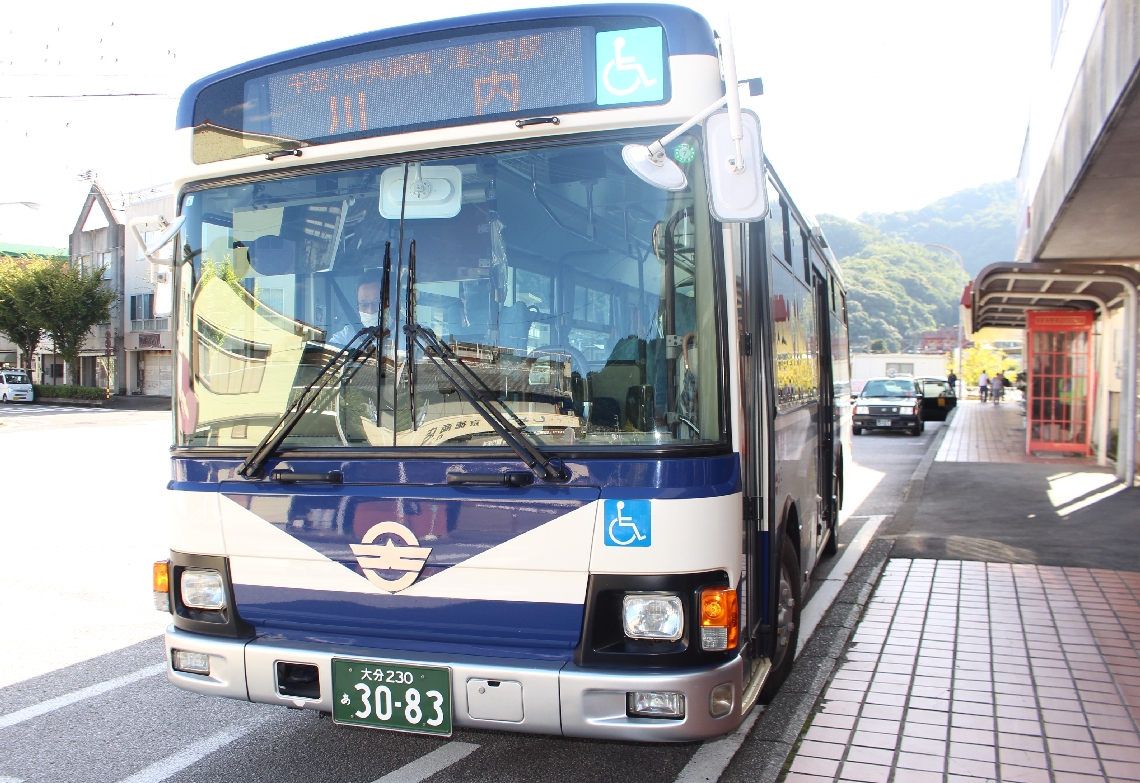 津久見市内での運賃が２００円均一となる臼津交通のバス＝３０日、津久見駅前