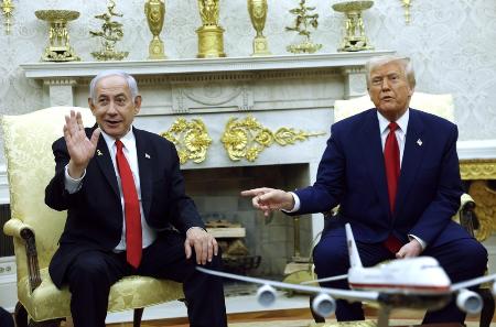 ４月、ワシントンで会談するトランプ米大統領（右）とイスラエルのネタニヤフ首相（ゲッティ＝共同）