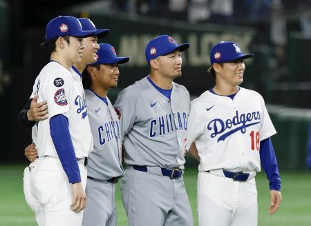 記念撮影する（左から）ドジャースの佐々木、大谷、カブスの今永、鈴木、ドジャースの山本＝３月、東京ドーム