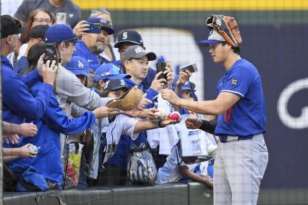 ２７日、ファンにサインするドジャース・大谷＝シアトル（共同）
