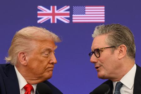 １８日、ロンドン郊外で記者会見するトランプ米大統領（左）とスターマー英首相（ゲッティ＝共同）