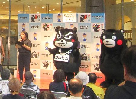 イベントに登場した熊本県警の新マスコット「ワルモン」と県のＰＲキャラクター「くまモン」＝９月１５日、熊本市（県警提供）