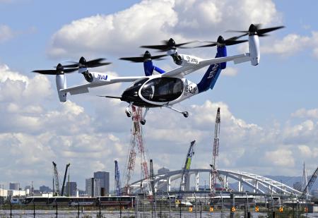デモ飛行が行われたジョビー・アビエーションの「Ｊｏｂｙ　Ｓ４」＝３０日午前、大阪市此花区の夢洲