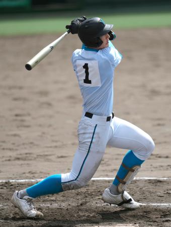 県岐阜商戦の５回、適時二塁打を放つ山梨学院・菰田＝マイネットスタジアム皇子山