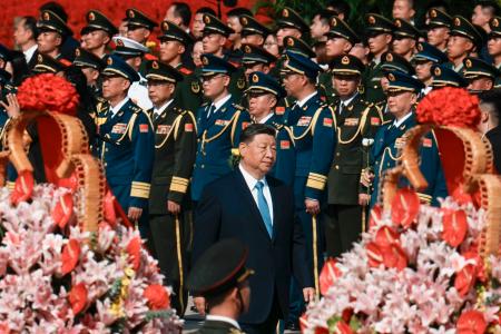 「烈士記念日」の式典に臨む中国の習近平国家主席（手前）＝３０日、北京の天安門広場（共同）