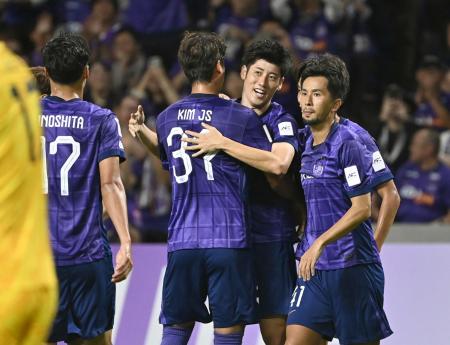 広島―上海海港　前半、先制ゴールを決め喜ぶ広島・荒木（右から２人目）＝Ｅピース