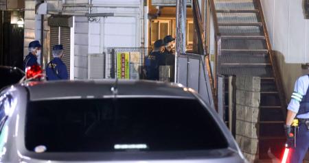女性が刺された現場付近を調べる警視庁の捜査員＝３０日深夜、東京都町田市
