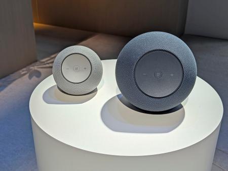 アマゾン・コムが発表したスマートスピーカー「エコー」シリーズの新型２機種＝ニューヨーク（共同）