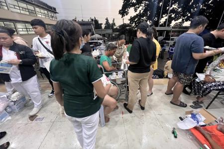 １日、フィリピン中部セブ州の病院で手当を待つ負傷者たち（ＡＰ＝共同）