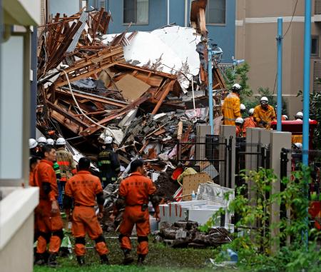 木造２階建ての住宅が倒壊した現場で作業をする消防隊員ら＝１日午前８時３４分、東京都杉並区