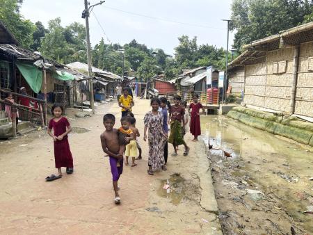 バングラデシュ・コックスバザールのロヒンギャ難民キャンプの子どもたち＝７月（共同）