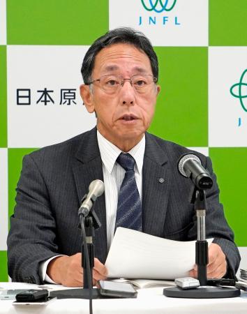 記者会見する日本原燃の増田尚宏社長＝１日午前、青森市