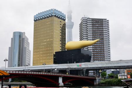 アサヒグループＨＤの本社ビル（中央左）＝１日午後、東京都墨田区