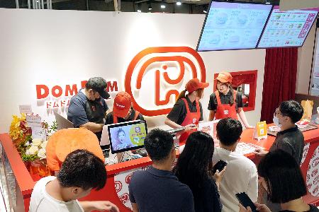 オープンした「ドムドムハンバーガー」の海外１号店＝１日、台北市（共同）