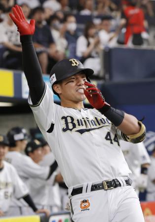 ５回、２ランを放ちポーズをとるオリックス・頓宮＝京セラドーム